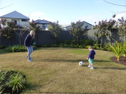 Archival image from Scotts Australia – Lawn Builder & Wetting Agent