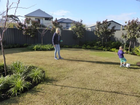 Archival image from Scotts Australia – Lawn Builder & Wetting Agent