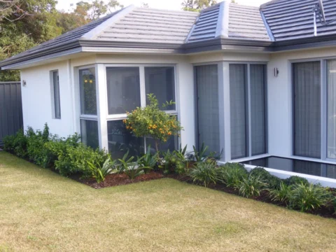 Archival image from Scotts Australia – Lawn Builder & Wetting Agent