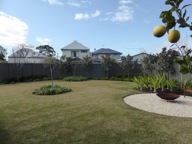Archival image from Scotts Australia – Lawn Builder & Wetting Agent