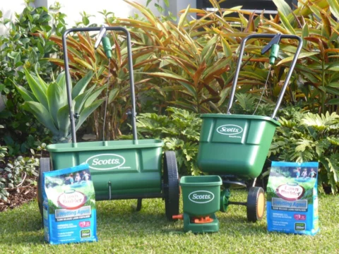 Archival image from Scotts Australia – Lawn Builder & Wetting Agent