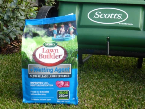 Archival image from Scotts Australia – Lawn Builder & Wetting Agent