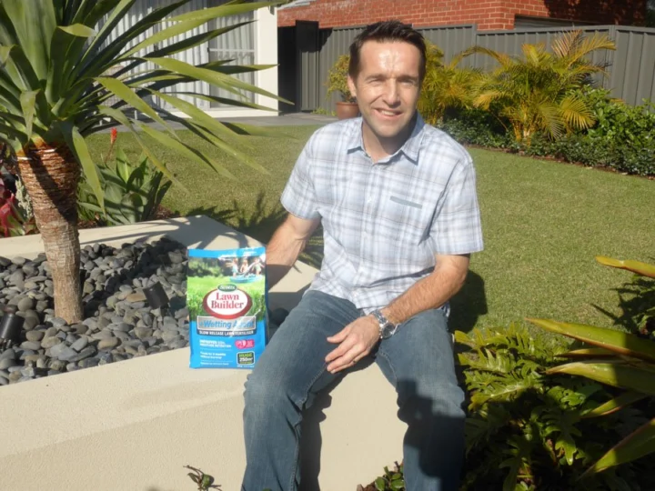 Archival image from Scotts Australia – Lawn Builder & Wetting Agent