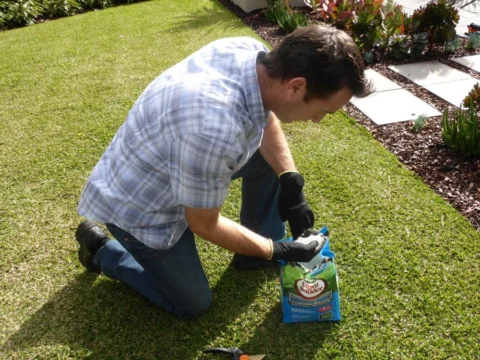 Archival image from Scotts Australia – Lawn Builder & Wetting Agent