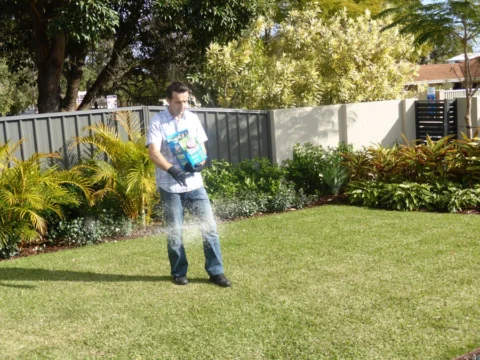 Archival image from Scotts Australia – Lawn Builder & Wetting Agent