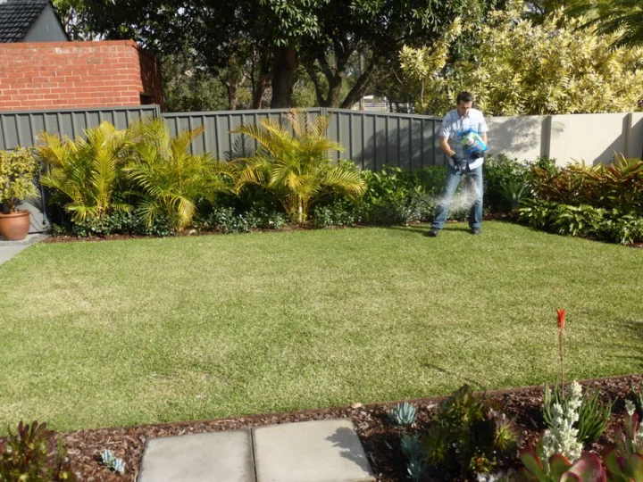 Archival image from Scotts Australia – Lawn Builder & Wetting Agent