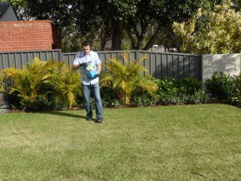 Archival image from Scotts Australia – Lawn Builder & Wetting Agent