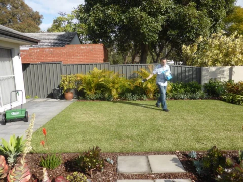 Archival image from Scotts Australia – Lawn Builder & Wetting Agent