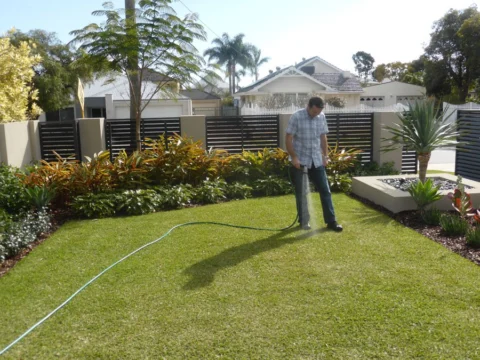 Archival image from Scotts Australia – Lawn Builder & Wetting Agent