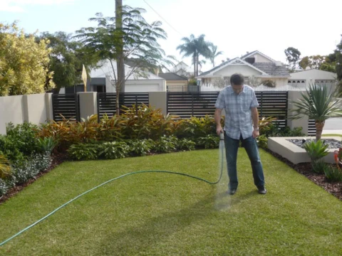 Archival image from Scotts Australia – Lawn Builder & Wetting Agent