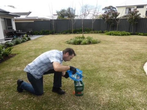 Archival image from Scotts Australia – Lawn Builder & Wetting Agent