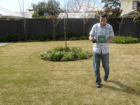 Archival image from Scotts Australia – Lawn Builder & Wetting Agent