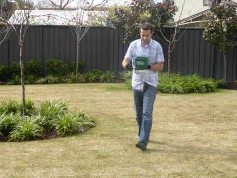 Archival image from Scotts Australia – Lawn Builder & Wetting Agent