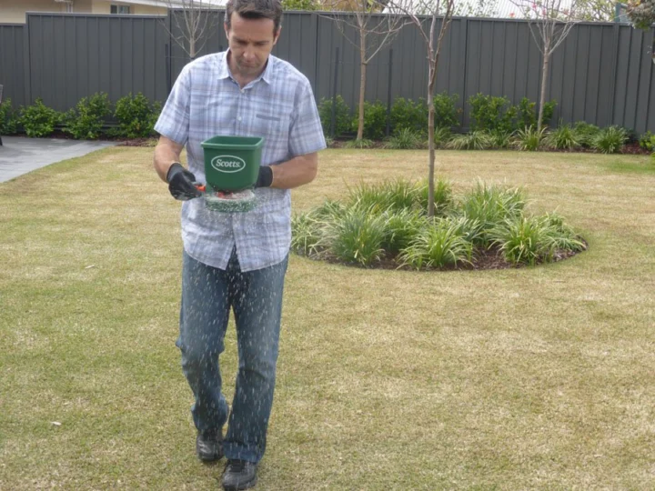 Archival image from Scotts Australia – Lawn Builder & Wetting Agent