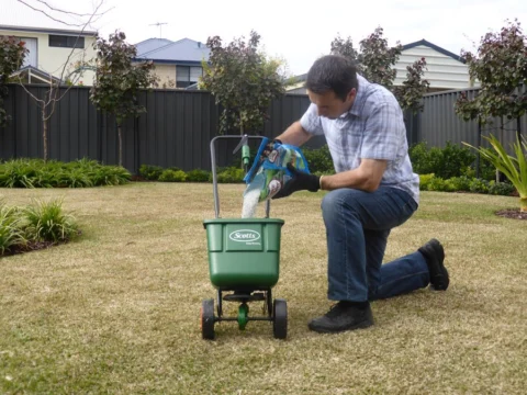 Archival image from Scotts Australia – Lawn Builder & Wetting Agent