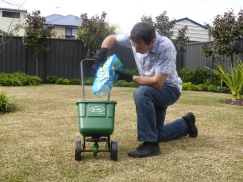 Archival image from Scotts Australia – Lawn Builder & Wetting Agent
