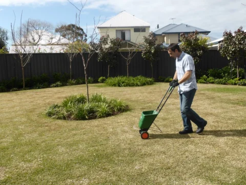 Archival image from Scotts Australia – Lawn Builder & Wetting Agent