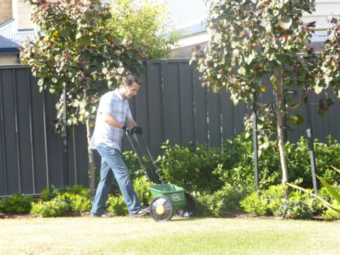 Archival image from Scotts Australia – Lawn Builder & Wetting Agent