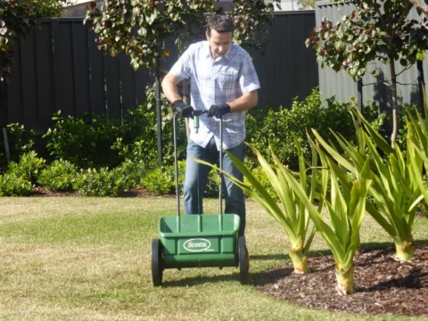 Archival image from Scotts Australia – Lawn Builder & Wetting Agent