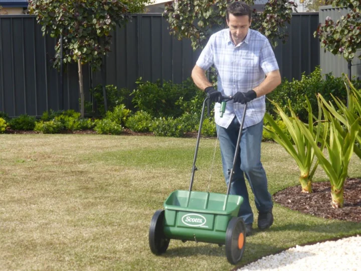 Scotts Australia – Lawn Builder & Wetting Agent
