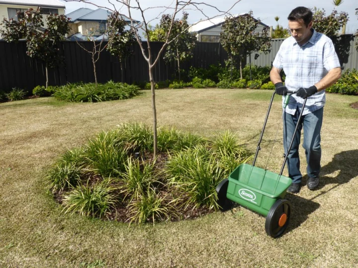 Archival image from Scotts Australia – Lawn Builder & Wetting Agent