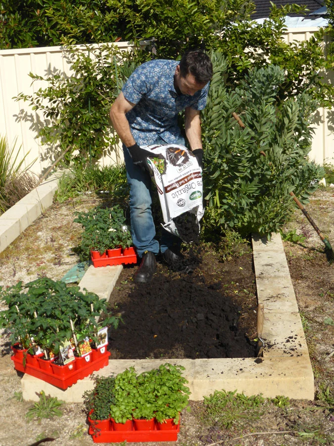 p1070335 Archival image from Scotts Australia – Pure Organic Compost & Soil Improver