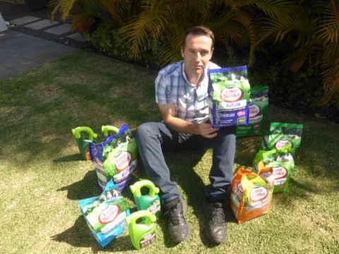 P1120340 Archival image from Scotts Australia – Lawn Fertiliser