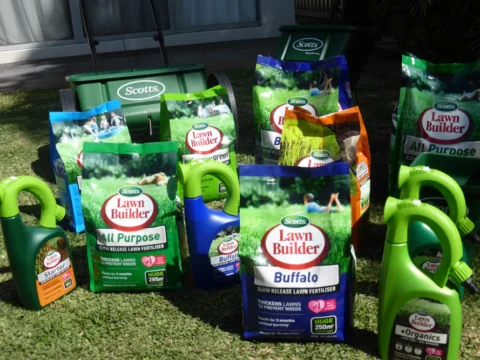 P1120348 Archival image from Scotts Australia – Lawn Fertiliser