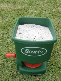 P1120374 Archival image from Scotts Australia – Lawn Fertiliser