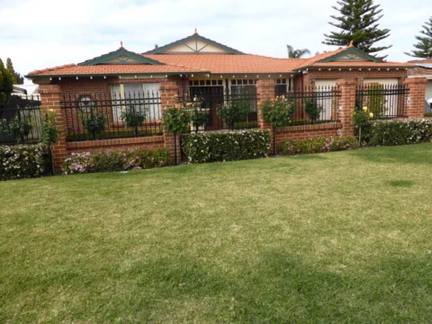 P1120766 Archival image from Scotts Australia – Lawn Builder