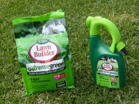 P1120768 Archival image from Scotts Australia – Lawn Builder