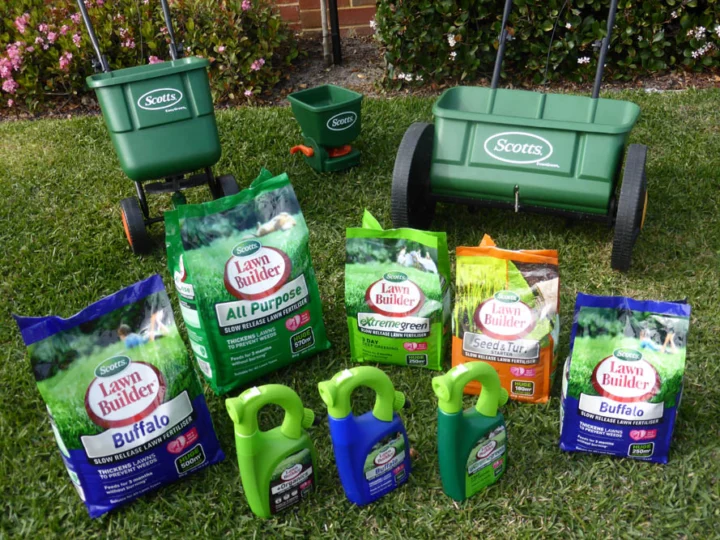 P1120774 Archival image from Scotts Australia – Lawn Builder