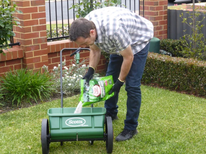 P1120782 Archival image from Scotts Australia – Lawn Builder