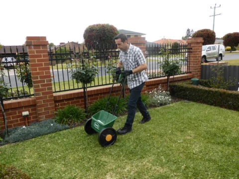 P1120783 Archival image from Scotts Australia – Lawn Builder