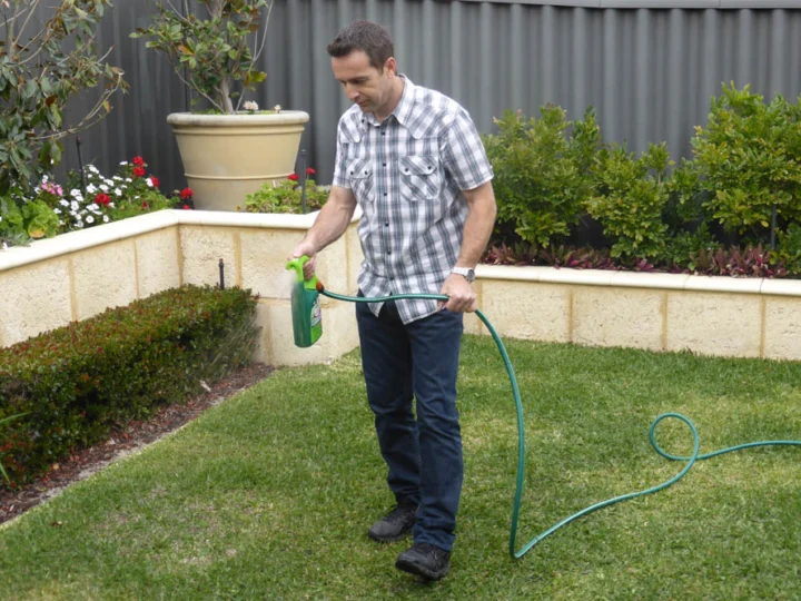P1120785 Archival image from Scotts Australia – Lawn Builder