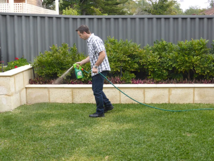 P1120786 Archival image from Scotts Australia – Lawn Builder