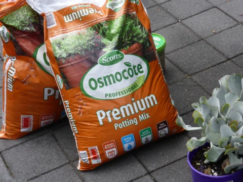 P1120981 Archival image from Scott’s Australia – Osmocote Controlled Release Plant Starter
