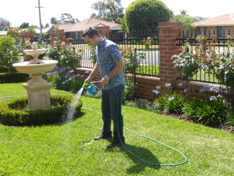 P1130897 Archival image from Scott’s Australia – Everydrop Premium Soil Wetter