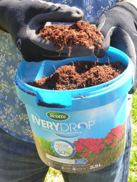 P1130916 Archival image from Scott’s Australia – Everydrop Premium Soil Wetter