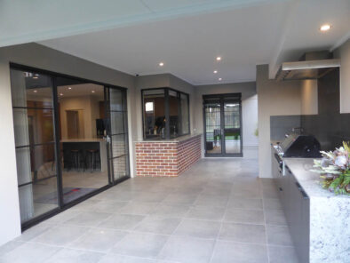 P1150466 Archival image from Midland Brick – Subiaco Red Brick- Silverbirch Brick – Promenade Granite Pavers