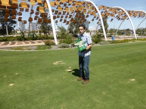 P1200043 Archival image from Scott’s Australia – Lawn Builder Range