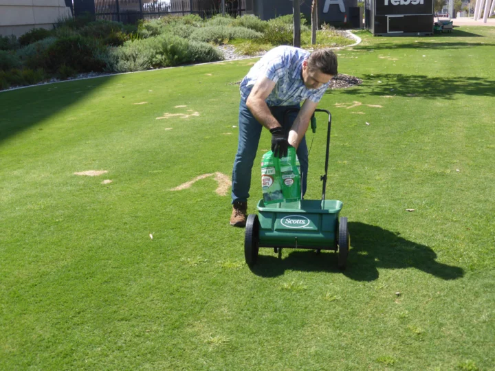 P1200048 Archival image from Scott’s Australia – Lawn Builder Range
