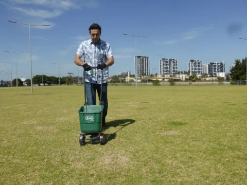 P1200056 Archival image from Scott’s Australia – Lawn Builder Range