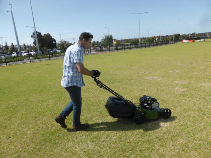 P1200058 Archival image from Scott’s Australia – Lawn Builder Range