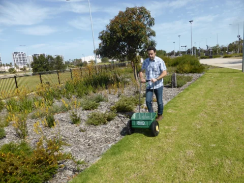 P1200067 Archival image from Scott’s Australia – Lawn Builder Range