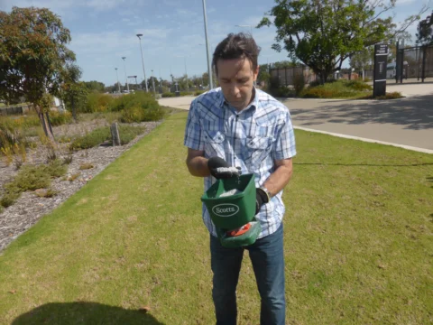 P1200069 Archival image from Scott’s Australia – Lawn Builder Range