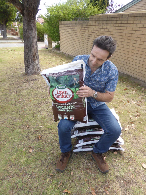 P1200218 Archival image from Scott’s Australia – Lawn Builder
