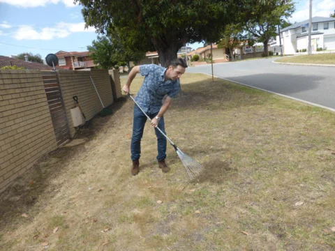P1200219 Archival image from Scott’s Australia – Lawn Builder