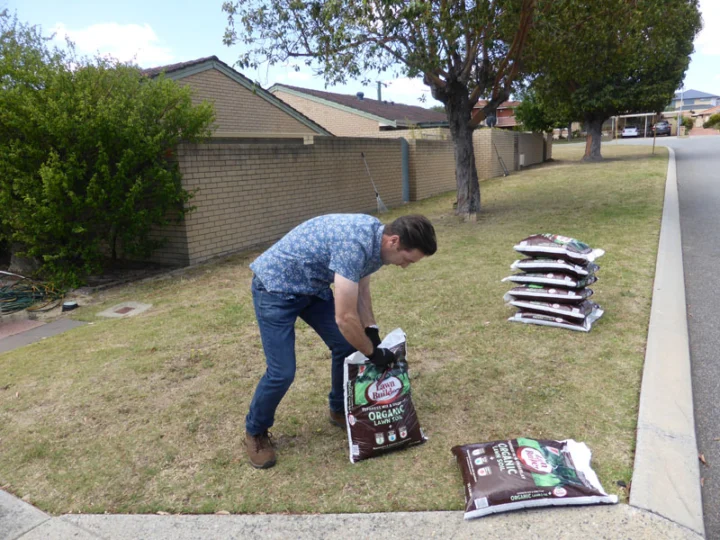 P1200227 Archival image from Scott’s Australia – Lawn Builder