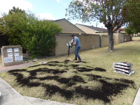 P1200229 Archival image from Scott’s Australia – Lawn Builder